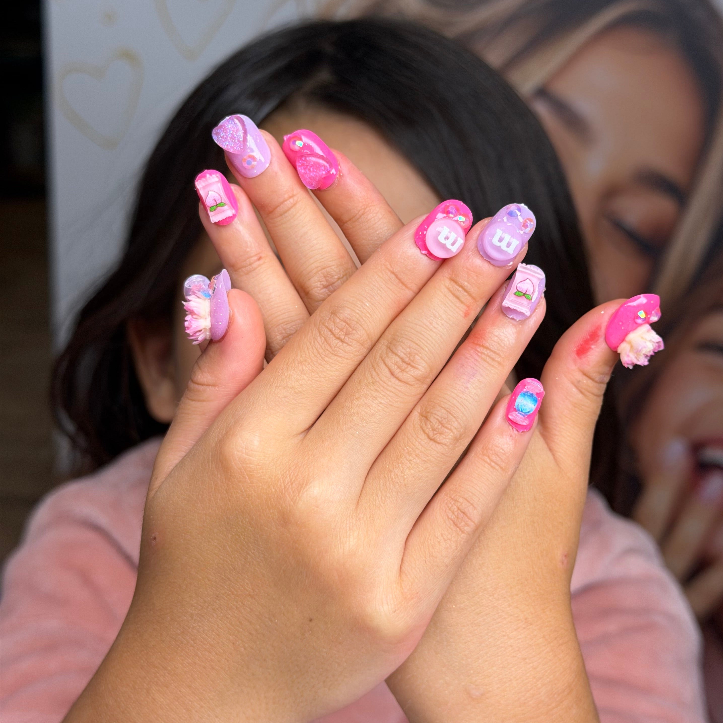 Mains d'enfant avec des press-on nails décorés